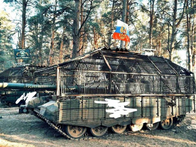 На Херсонщині загарбники намагаються захиститись від українських дронів