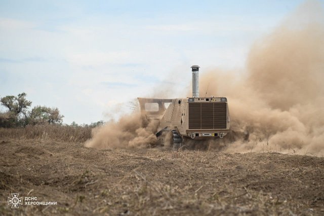 У ДСНС показали, як використовують машину GCS-200 для розмінування Херсонщини