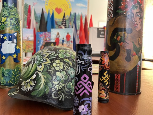 Малюють на гільзах: у дитячому центрі на Херсонщині збирають гроші на ремонт бомбосховища