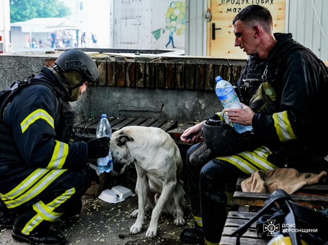 Рятувальники продовжують боротьбу з наслідками обстрілів Херсона