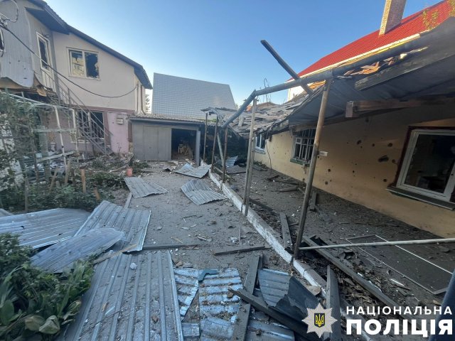 Шість поранених та одна загибла, пошкоджені будинки та авто ДСНС: поліція Херсонщини фіксує наслідки ворожих обстрілів