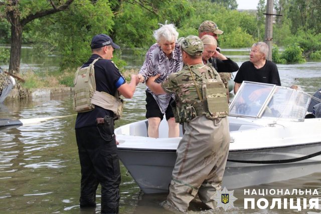 Патрулюють водойми, припиняють правопорушення, протидіють ворожим ДРГ: про специфіку роботи херсонської поліції на воді в умовах бойових дій