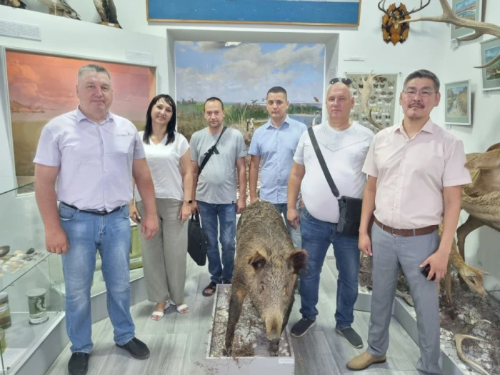 Окупанти примушують бюджетників відвідувати музей у Генічеську: перед камерами вони вдають цікавість місцевою історією