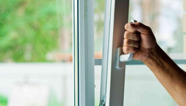 Благодійники зі США замінили майже 3000 вікон у пошкоджених будівлях на Херсонщині