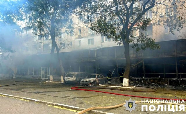 Наслідки ворожого удару по Дніпровському району Херсона