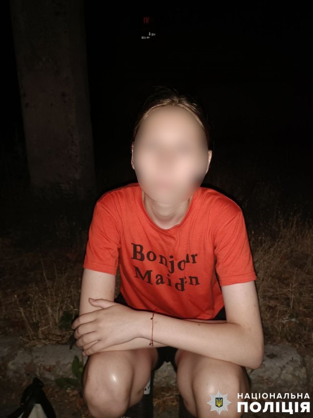 В Херсоні поліцейські допомогли немісцевій 16-річній дівчині, яка приїхала погостювати до подруги, проте натомість опинилася на вулиці