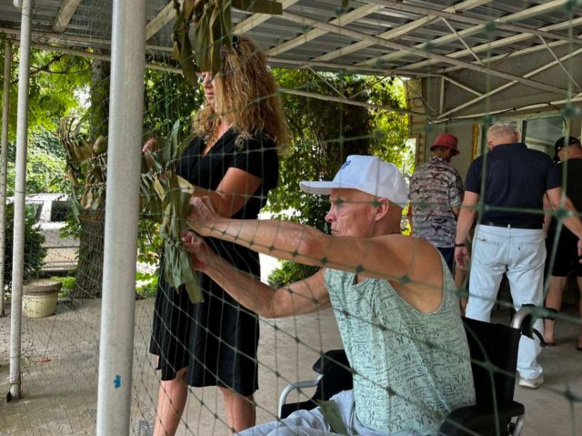 До плетіння маскувальних сіток загарбники залучають людей з інвалідністю