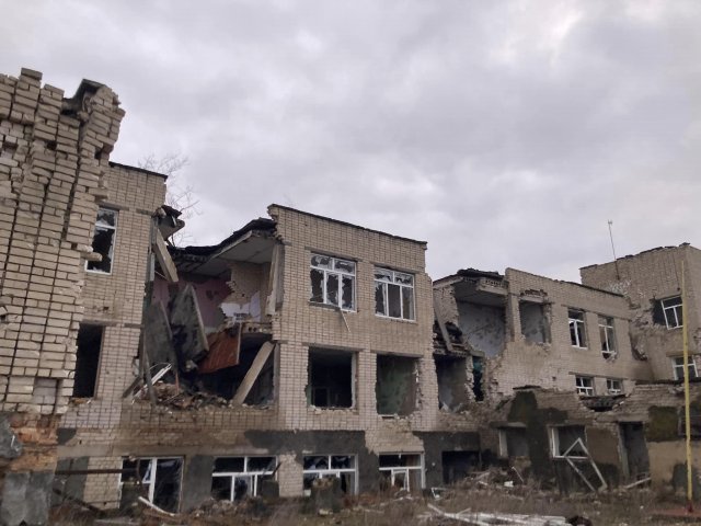 У Херсонській військовій адміністрації показали знищену російськими окупантами школу у селі Нововознесенське
