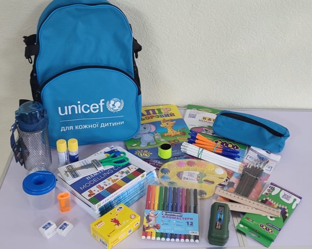Діти–переселенці з Херсонщини отримали від благодійників індивідуальні набори для навчання