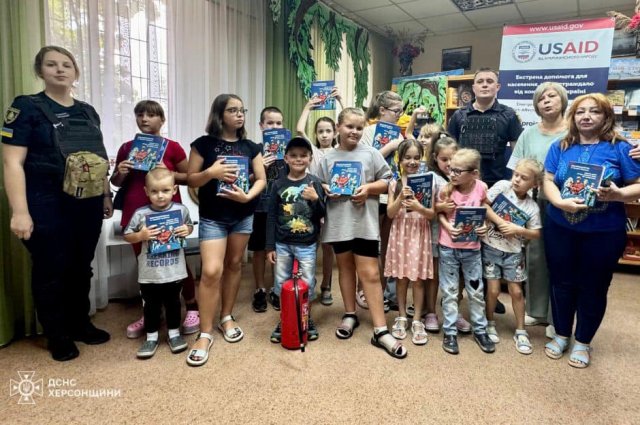 Рятувальники вчили дітей дотримуватись правил безпеки на вулиці