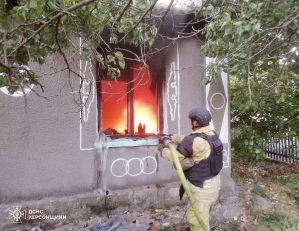 Бериславські рятувальники ліквідували дві пожежі, одна з яких виникла через ворожий обстріл