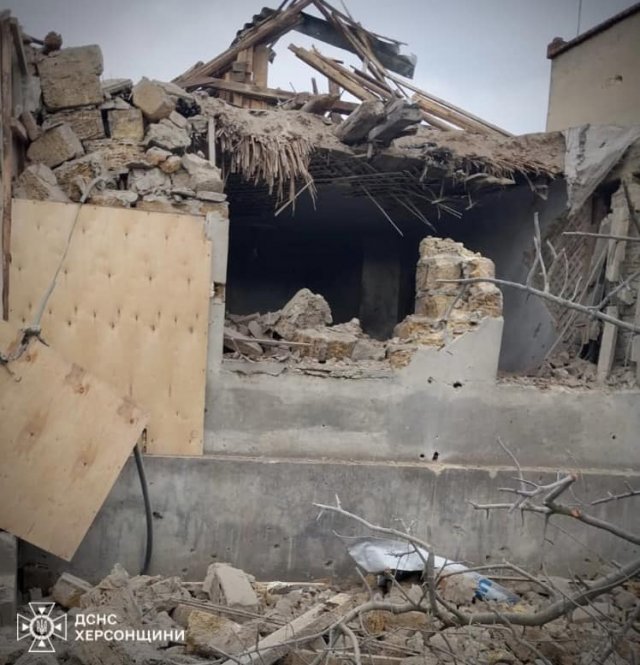Після нічних обстрілів в одному з районів міста Херсон було зруйновано житловий будинок