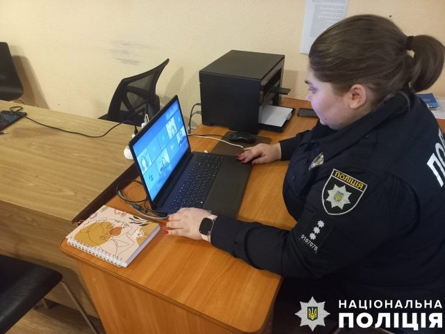 На Херсонщині ювенальні поліцейські навчають дітей розпізнавати різні види домашнього насильства