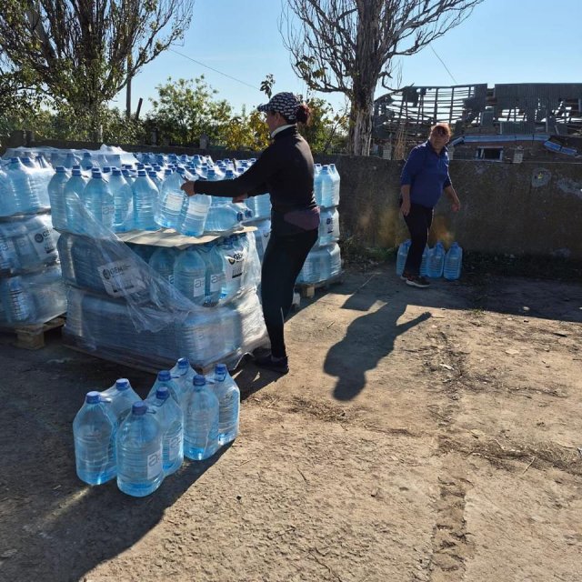 Благодійники продовжують забезпечувати жителів Херсонщини питною водою