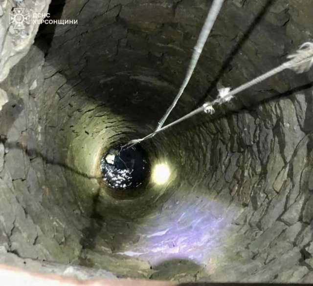 Бериславські рятувальники врятували чоловіка, який впав у колодязь