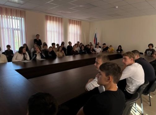 Співробітники окупаційного “Донецького військового училища” провели профорієнтаційні уроки для дітей в Новотроїцькому