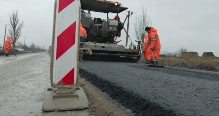 Росіяни під снігом ремонтують дорогу / Окупаційне медіа Росіяни під снігом ремонтують дорогу / Окупаційне медіа