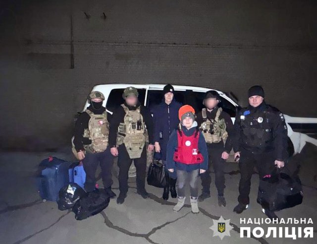 Херсонські поліцейські евакуювали матір із дитиною із постійно обстрілюваної Новодмитрівки