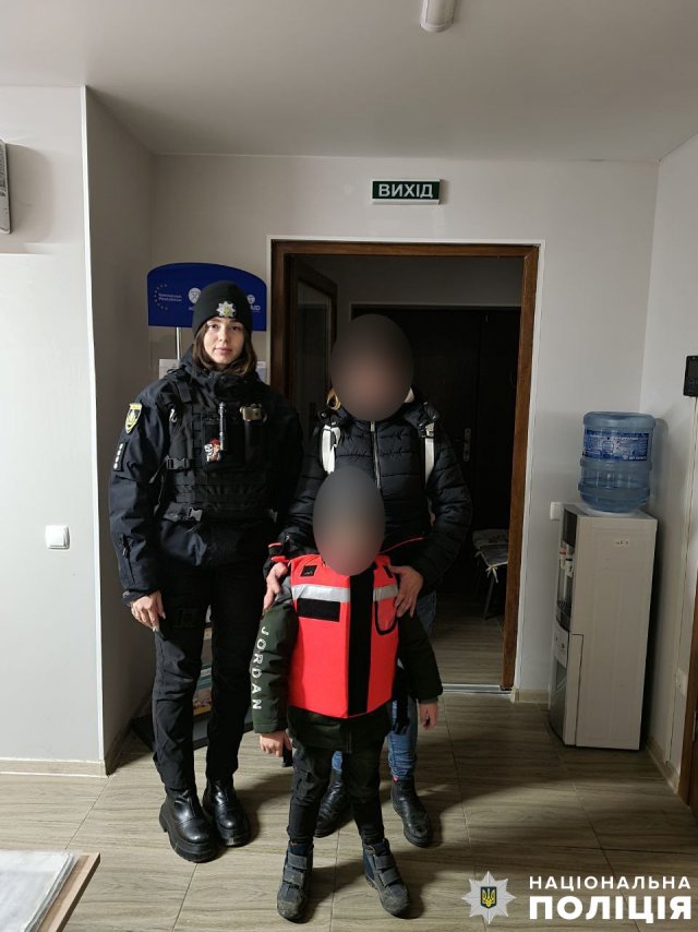 Побив та вигнав із дому: в Херсоні поліцейські допомогли жінці з дитиною, які стали жертвами домашнього насильства