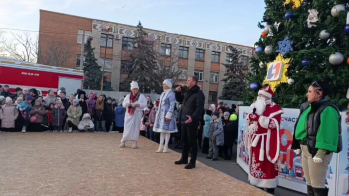 Окупанти в Генічеську відкрили новорічну ялинку і заявили про «відродження традицій»