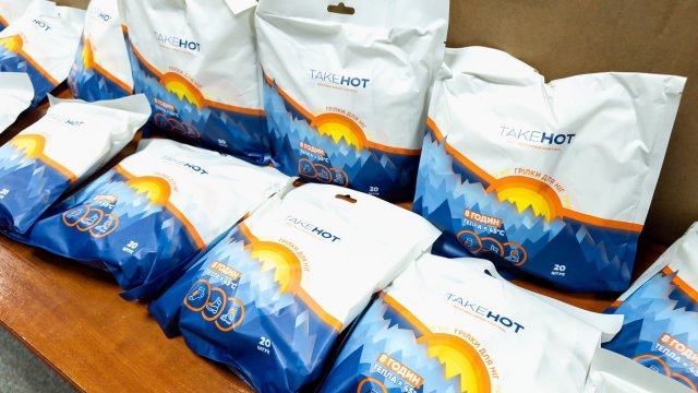 Бійцям одного з підрозділів берегової охорони морської піхоти передали 2600 хімічних грілок