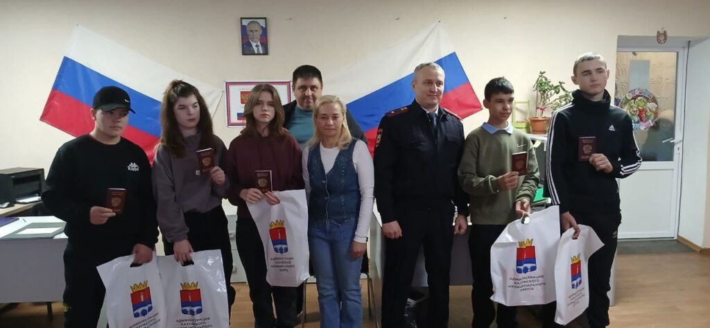 Колаборант Сергій Грінько стоїть позаду в центрі в Зеленому Поді Фото з окупаційних пабліків