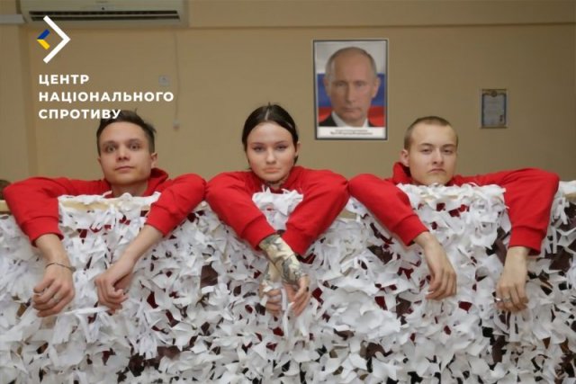Учасники «юнармії» на ТОТ плетуть маскувальні сітки для ворога