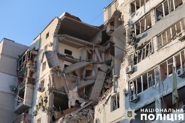 Під завалами багатоповерхівки у Херсоні знайдено тіло чоловіка