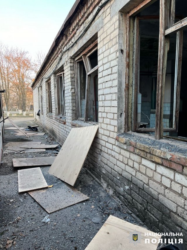 Один загиблий та четверо поранених, пошкоджені будинки та автомобілі екстрених служб: поліція Херсонщини фіксує наслідки ворожих обстрілів