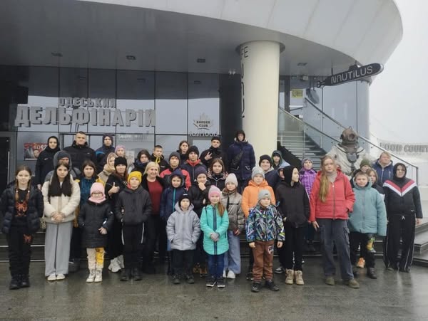 Діти з Чорнобаївської громади відвідали виставу з дельфінами в Одеському дельфінарії “Немо”