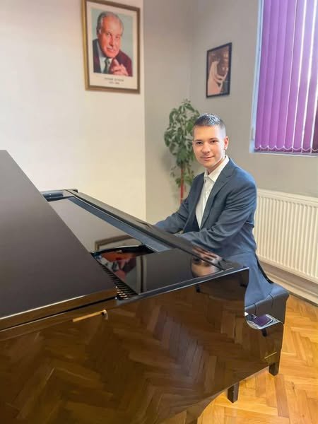 Піаніст з Херсона здобув нагороду на конкурсі у Болгарії