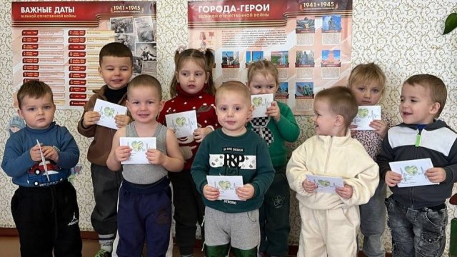 На ТОТ Херсонщини малюків у дитсадках змушують малювати листівки військовим РФ — Жовта стрічка