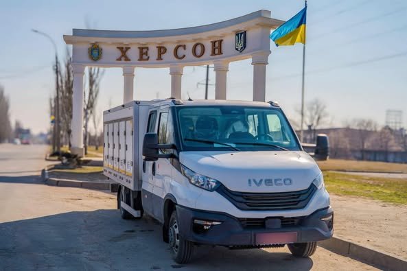 Комунальні служби у Херсоні отримали спецтранспорт від партнерів