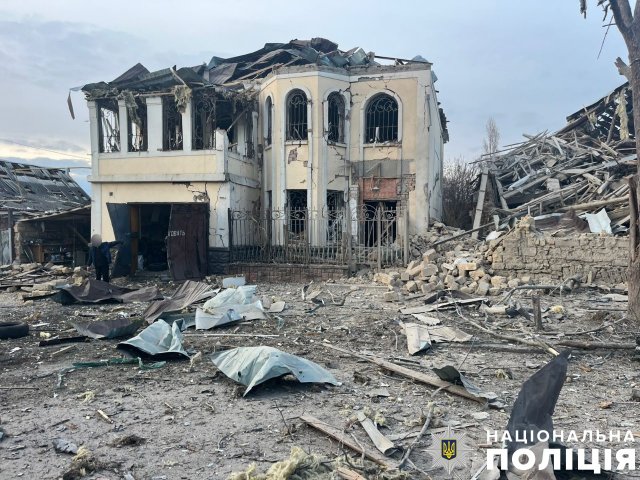 Поліція Херсонщини фіксує наслідки чергових російських атак: одна людина загинула та 14 поранено