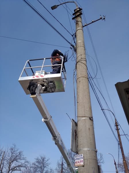 Комунальні служби усувають наслідки російських атак