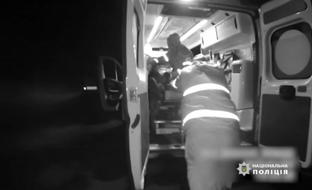 Бериславські поліцейські евакуювали з постійно обстрілюваного міста тяжко пораненого чоловіка та ще трьох місцевих жителів