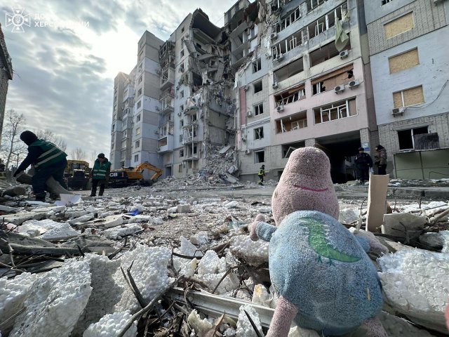 Херсон: пошукові роботи на місці авіаудару тривають