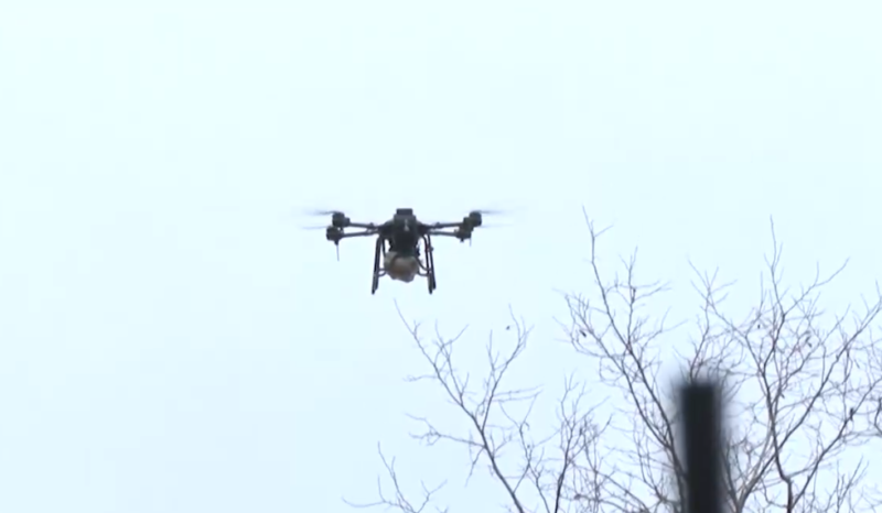 Вантажний коптер несе їжу для російських штурмовиків. Грудень 2024 року. Фото: російські медіа.