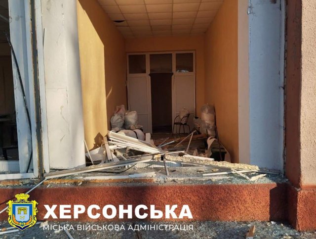 Внаслідок нічного обстрілу у Херсоні пошкоджено декілька закладів освіти