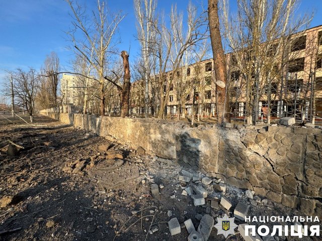На Херсонщині через російські атаки двоє людей загинуло та одна поранена, пошкоджено медичний та навчальні заклади: поліція фіксує наслідки