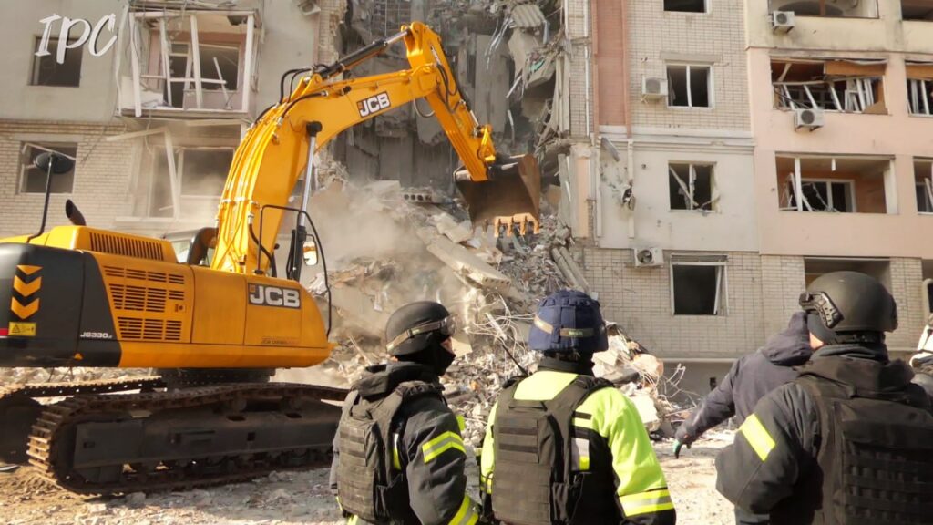 “Дивіться, від моєї квартири нічого не лишилося…” – херсонці про черговий авіаудар росіян по обласному центру. (Фоторепортаж)