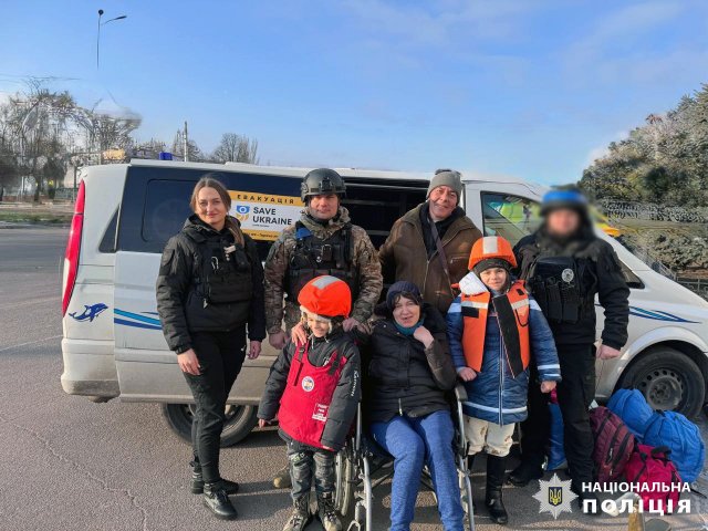 На Херсонщині поліцейські евакуювали родину з обстрілюваного Молодіжного  