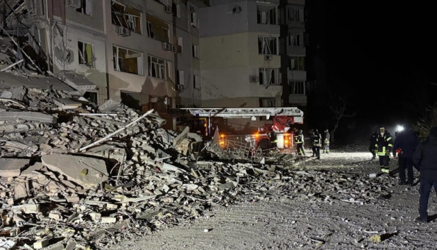 Загарбники скинули КАБ на багатоповерхівку у Херсоні - постраждали двійнята