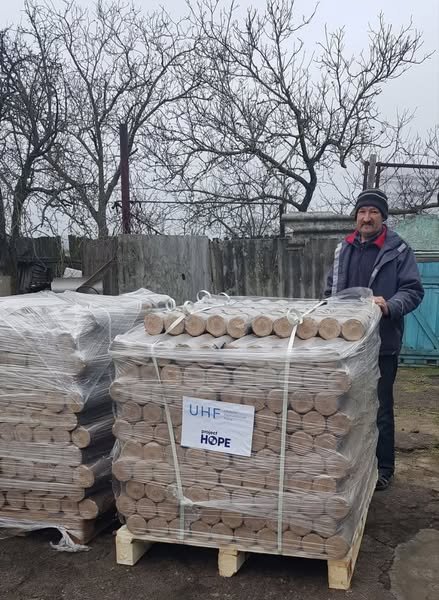 Жителі Херсонщини отримують паливні брикети завдяки міжнародній допомозі