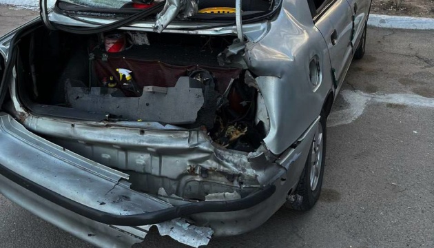 У передмісті Херсона ворожий FPV-дрон влучив у автомобіль комунального підприємства