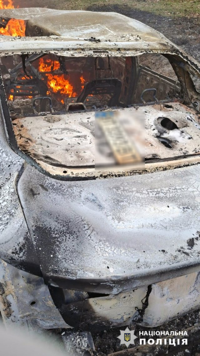 Пошкоджені будинки та автомобілі, поранені цивільні та поліцейський: слідчі поліції Херсонщини задокументували наслідки чергових російських обстрілів