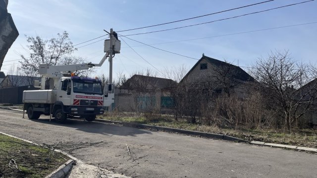 У Херсоні через пошкоджений снарядами РФ об'єкт критичної інфраструктури 2500 споживачів залишаються без електрики