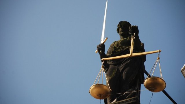 На Херсонщині судитимуть чотирьох людей, які ймовірно підпалювали автівки українських військових