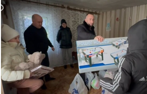 Родина загиблого колаборанта з лівобережжя Херсонщини отримала від росіян у вигляді компенсації… пакет з гуманітаркою та настільний хокей