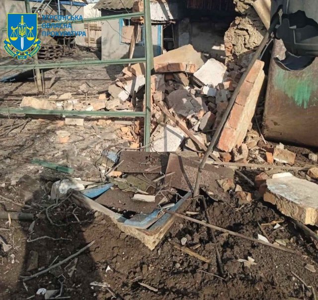 Правоохоронці фіксують наслідки ворожих обстрілів Херсонщини: загинув чоловік, ще 17 людей постраждало